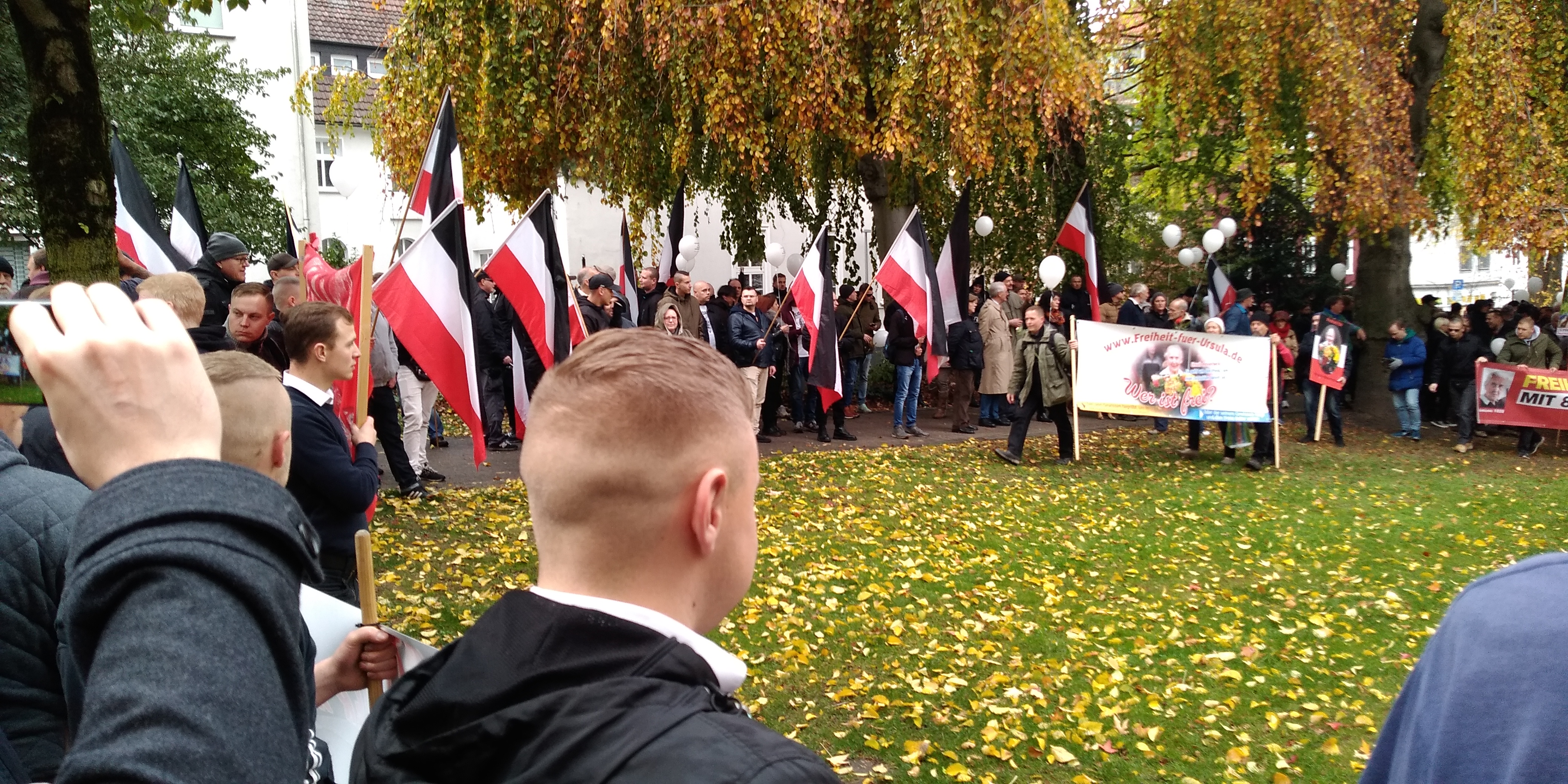 Ursula Haverbeck bei einer Kundgebung in Bielefeld 2018 (CC BY-SA 4.0) — Archivbild